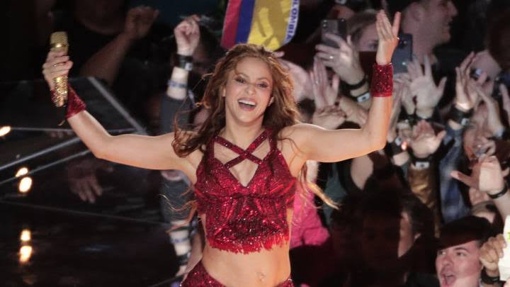 Shakira ‘pinta’ de rojo el estadio y pone a ‘perrear’ al público