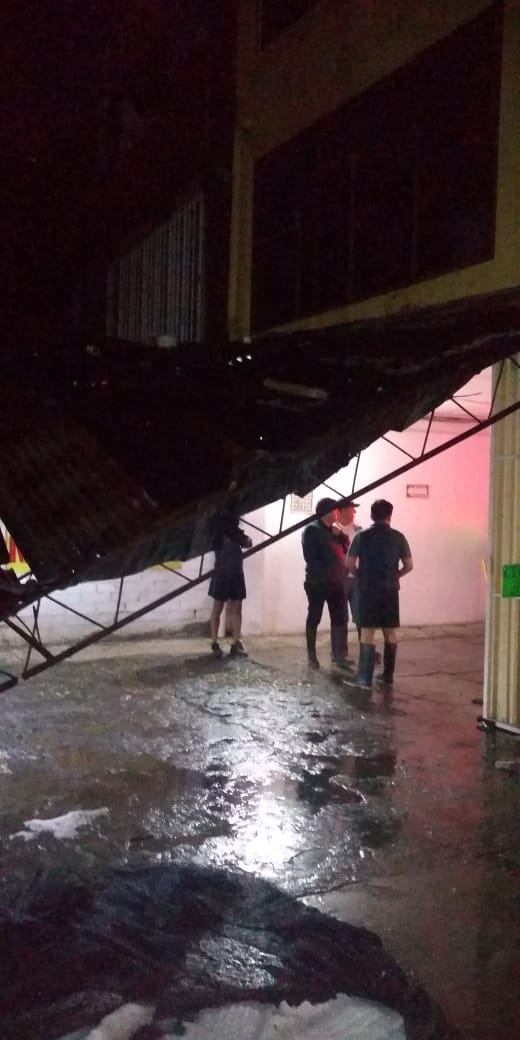 Se registraron daños en una superficie de aproximadamente 1.50 metros de ancho por 4 de largo de un techado superior del estacionamiento de la tienda Walmart ubicada en la Plaza Vértice
