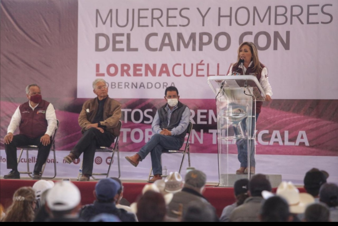 Muestra músculo Lorena Cuéllar con ejidatarios y campesinos.