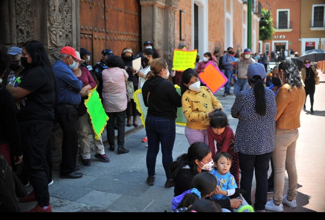 Pobladores de Xicohtzinco se manifiestan afuera del palacio de gobierno. Piden al gobernador intervenir y liberar el tramo carretero