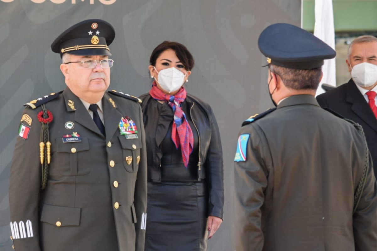 La presidenta de la mesa directiva del Congreso del Estado, Alejandra Ramírez Ortiz, asistió a la toma de posesión del Comandante de la 23 Zona Militar.