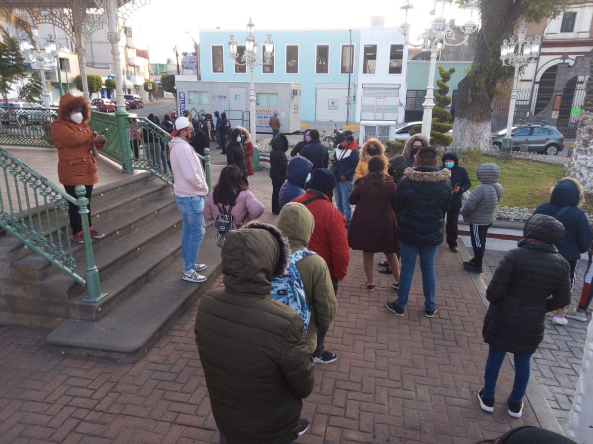 En Santa Ana Chiautempan decenas de personas manifestaron su molestia ante la falta de pruebas para la detección de Covid19, ya que este día aseguran llegaron desde temprano y solo entregaron 30 fichas.