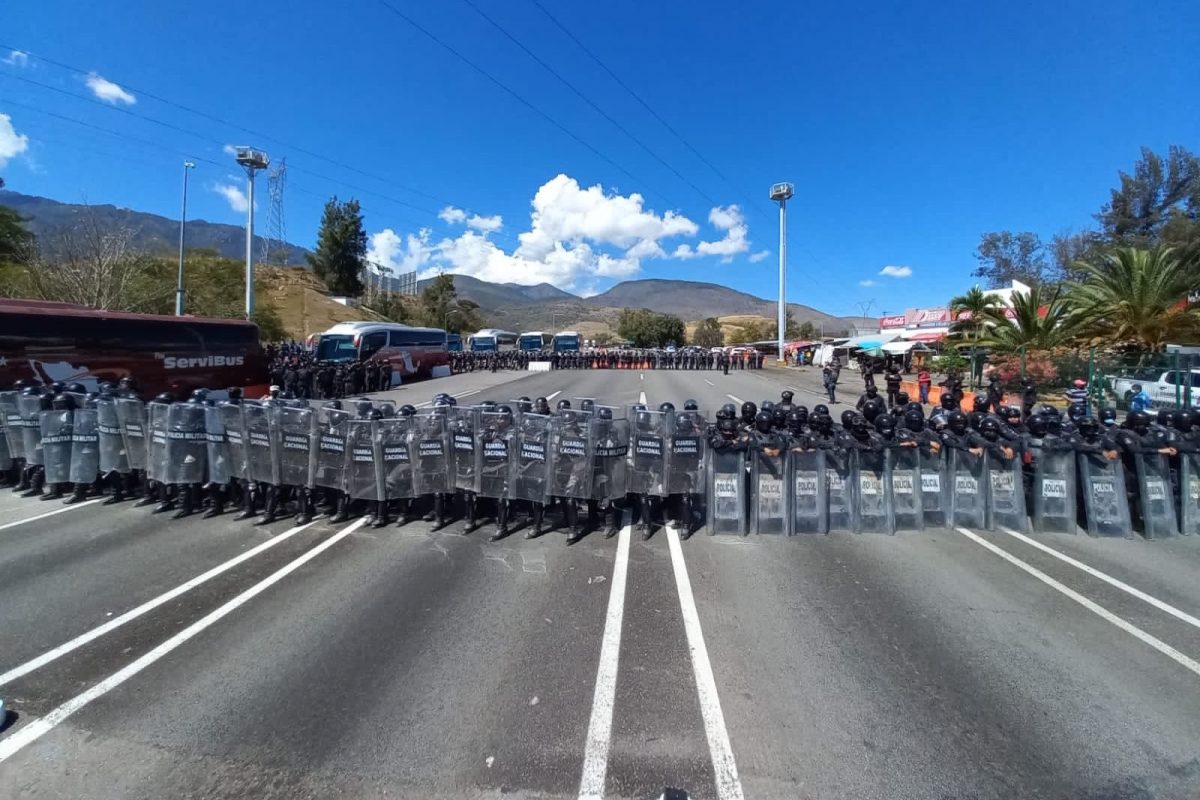 Elementos de la Guardia Nacional y alumnos de la normal Isidro Burgos de Ayotzinapa, Guerrero, se enfrentaron este medio día cuando los estudiantes pretendieron tomar la caseta de peaje Palo Blanco.
