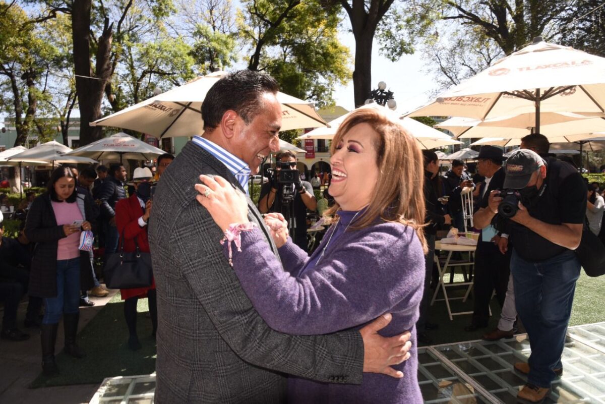 Con sus mejores pasos, la gobernadora Lorena Cuéllar y el alcalde de Tlaxcala, Jorge Corichi, reactivan los “Viernes de Danzón”  