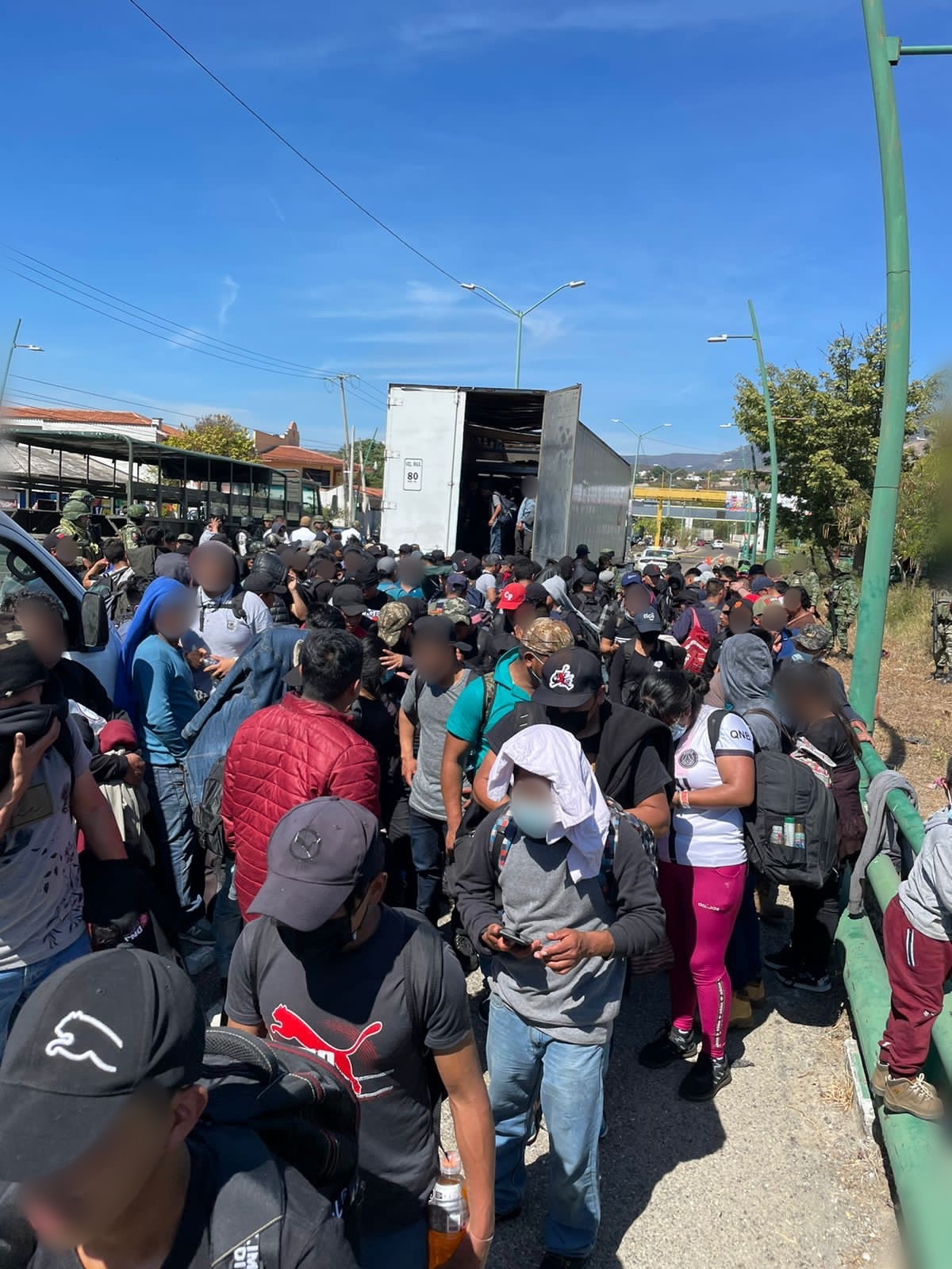 Identifica INM a 269 migrantes extranjeros que viajaban en la caja de un tráiler en Chiapas