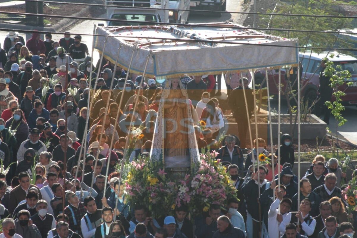 Feligreses católicos realizan esta mañana la tradicional “bajada de la virgen de Ocotlan”.