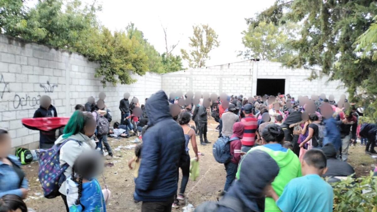 491 personas migrantes de Guatemala y Honduras estaban retenidas en un predio de Puebla.