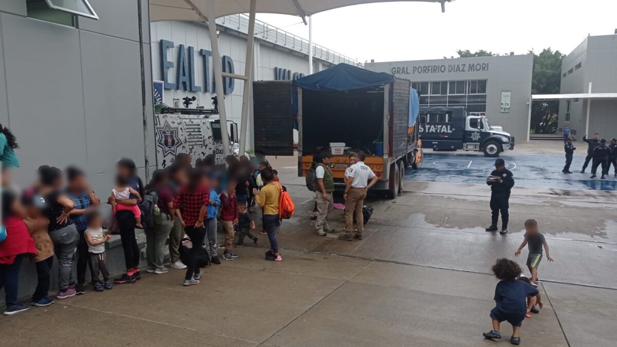 Hacinados en camiones de carga 265 migrantes: INM