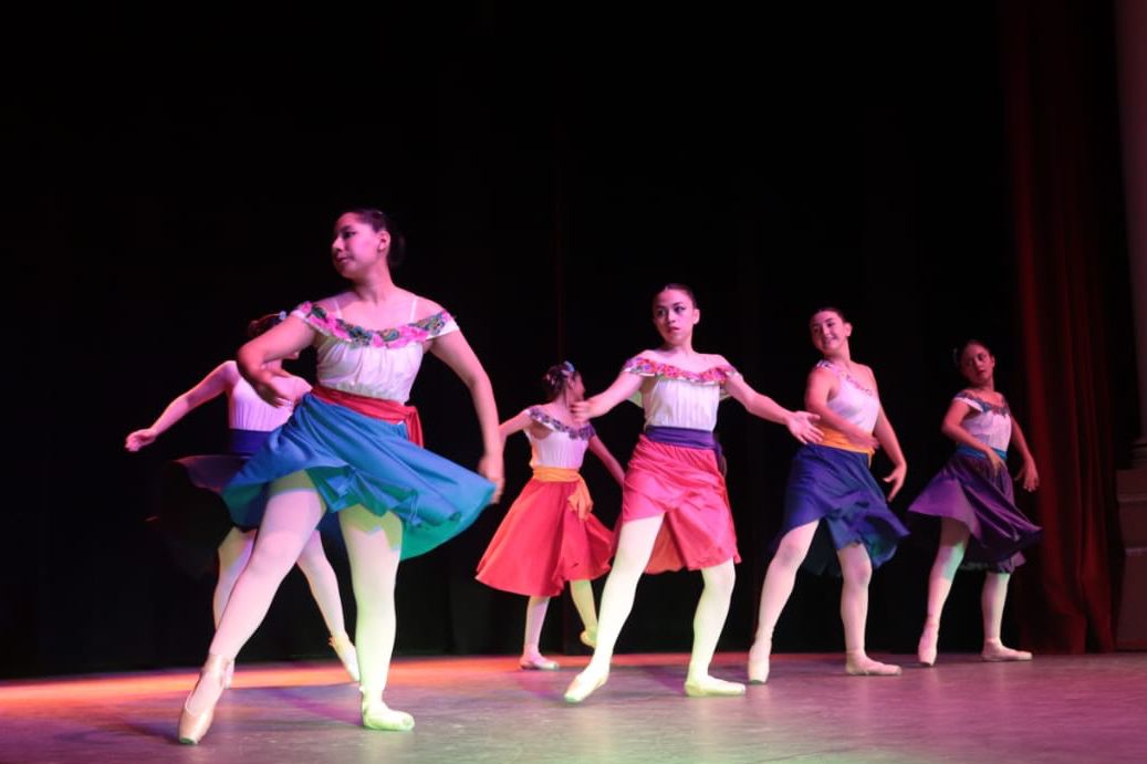 Estudiantes de la academia de ballet “La Danse” presentaron está tarde en el teatro Xicohtencatl