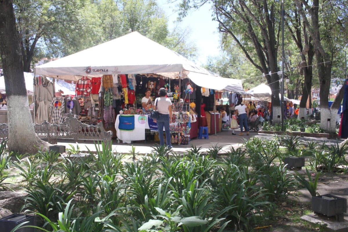 Artesanos tlaxcaltecas expenden sus productos en la plaza Xicohtencatl de la capital del estado, donde fueron reubicados