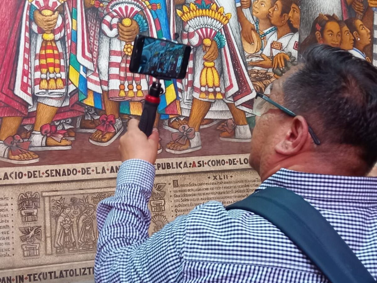 Turistas y locales visitan esta tarde los murales del maestro Desiderio Hernández