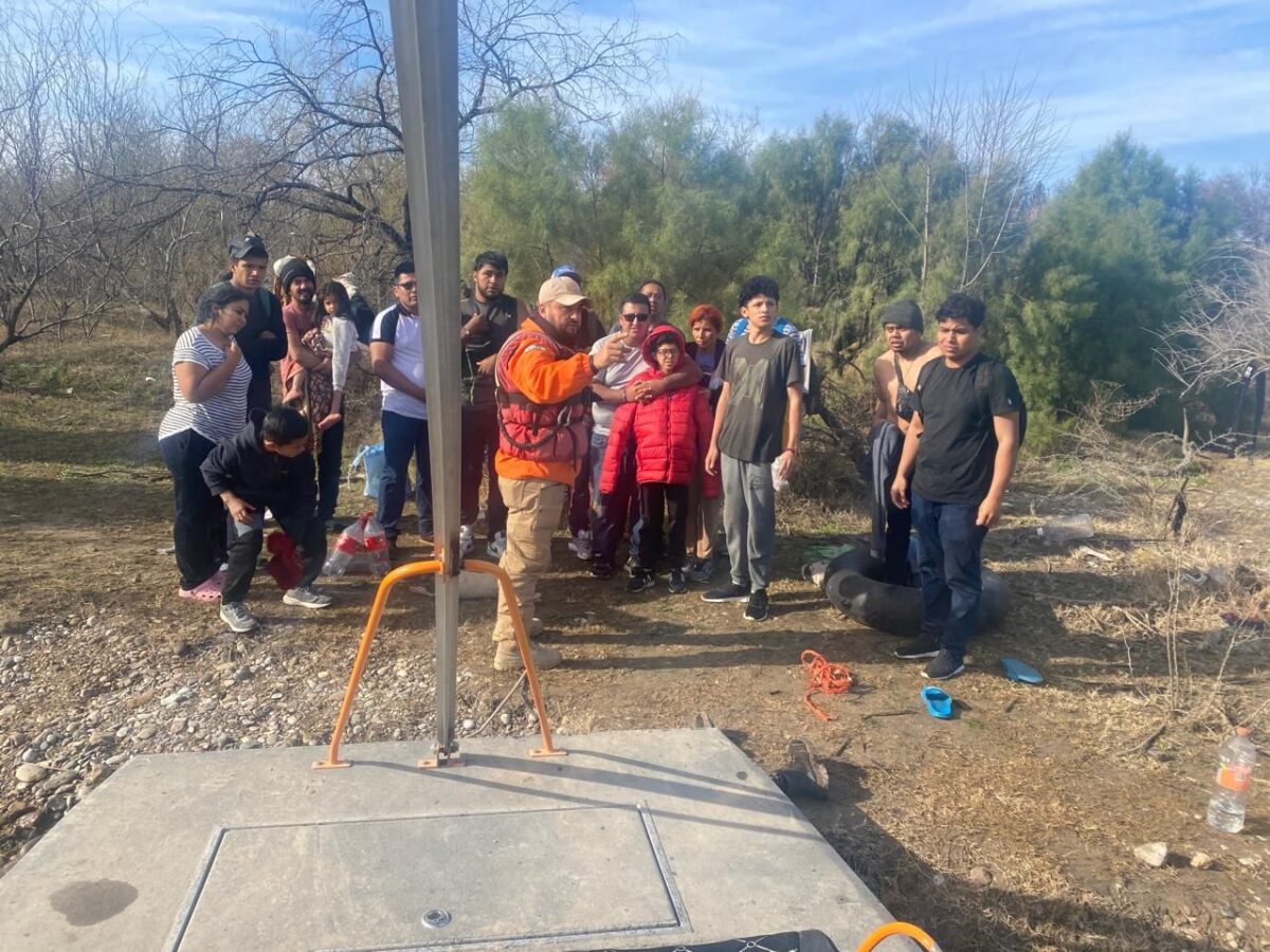 Grupo Beta del INM Piedras Negras, rescata del Río Bravo a 73 migrantes y localiza tres cuerpos