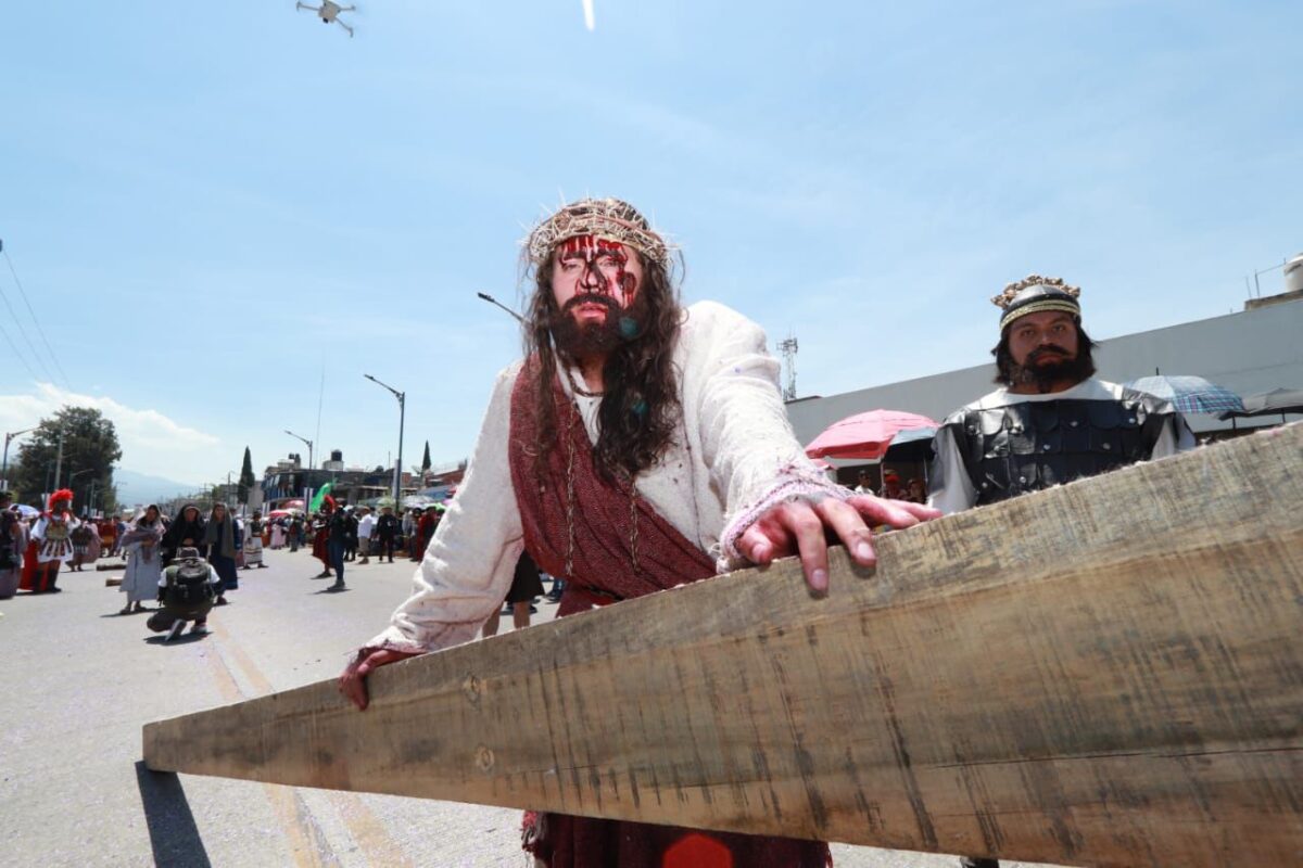 Viacrucis en calles de Santa Ana Chiautempan