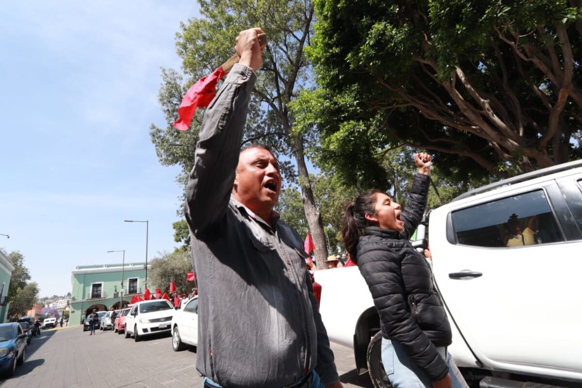 Integrantes del Movimiento Antorchista en Tlaxcala realizaron esta mañana una cadena humana