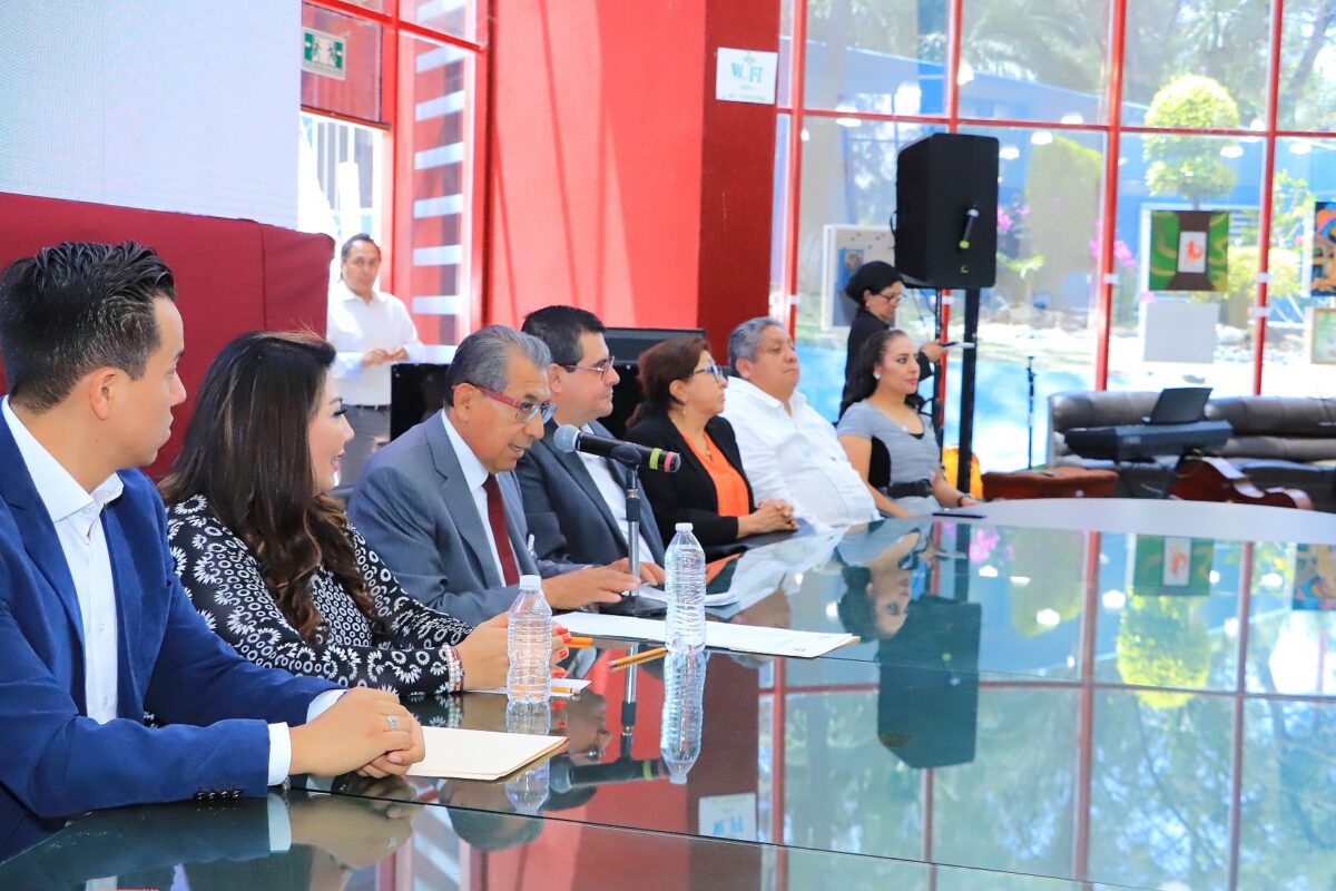 Formalizan diputados invitación para la inscripción en letras doradas del nombre de la UATx