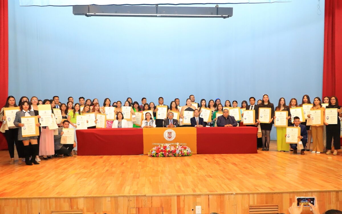 Entregó UATx títulos universitarios a egresados