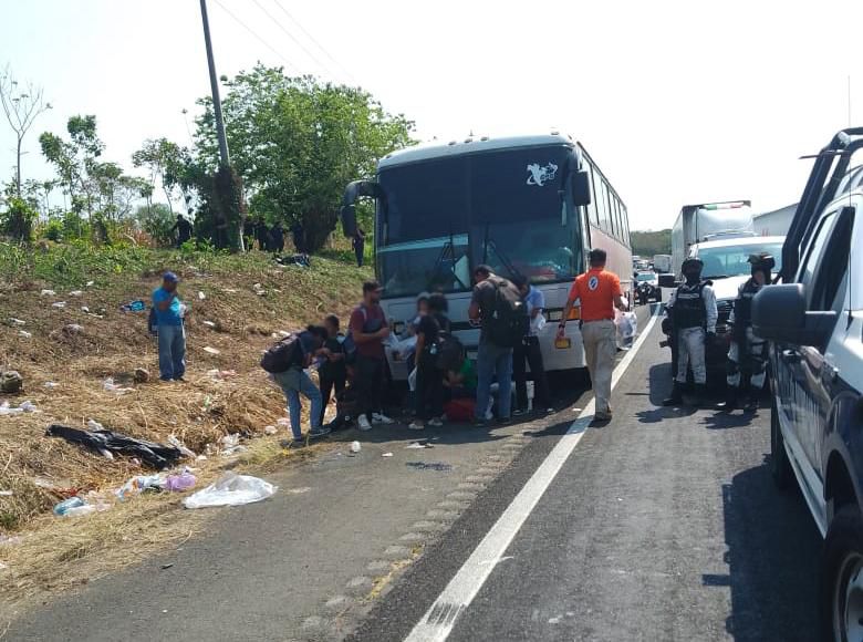 Auxilia INM a 407 personas migrantes abandonadas en tres autobuses en Veracruz