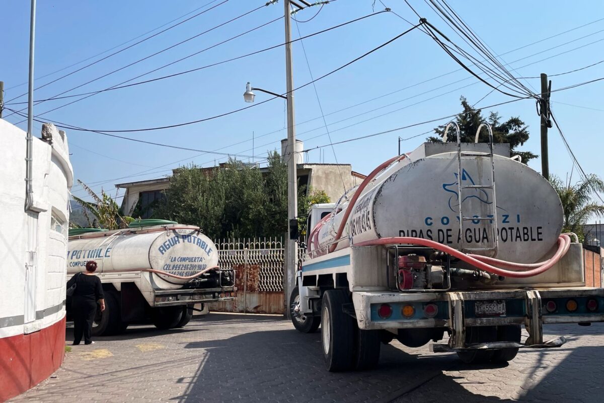 Camiones pipa que transportan agua potable son vistos este día y con mayor regularidad en poblaciones del estado de Tlaxcala