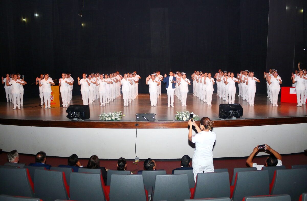 Graduó UATx a estudiantes de Enfermería y Obstetricia