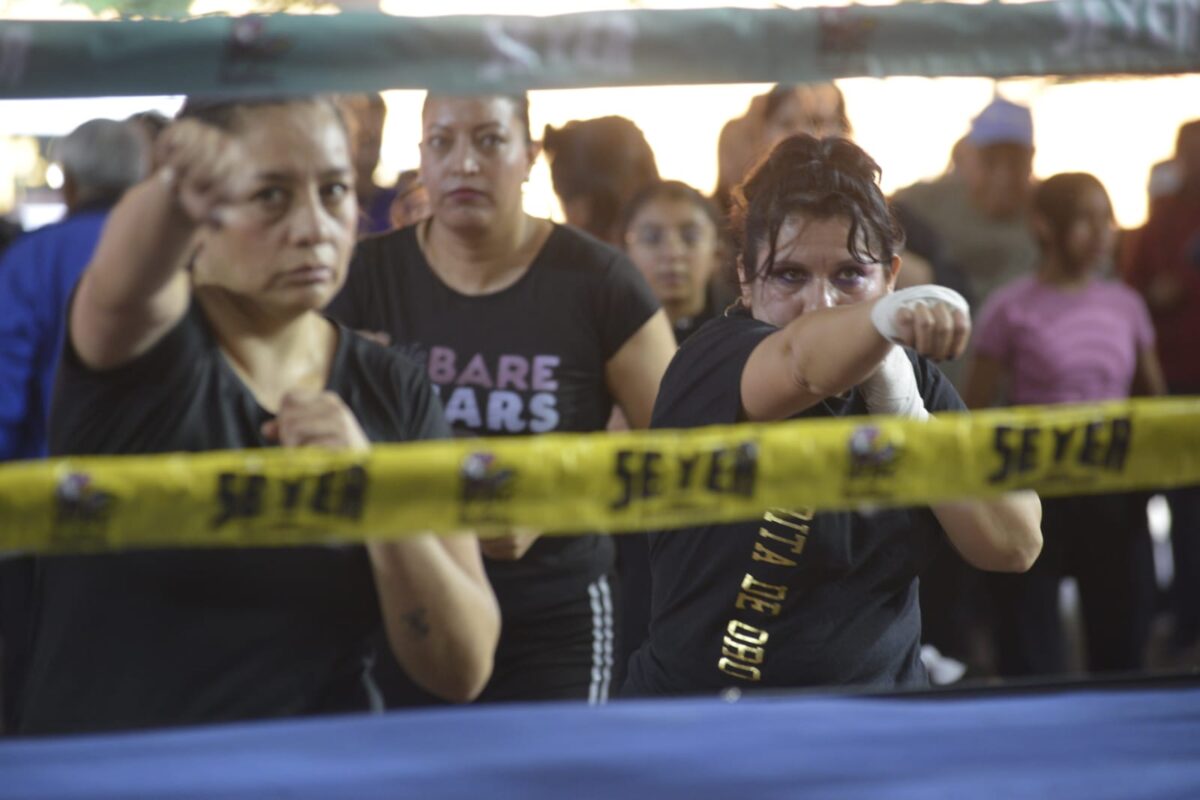 Deportistas y público en general, participan está mañana en la Sesión masiva de Boxeo Fitness