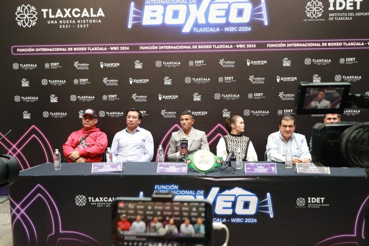 Daniel Moncayo, titular del Instituto Tlaxcalteca del Deporte y los boxeadores Marilyn Badillo “La Mexicana” y Miguel Berchely “El Alacrán”