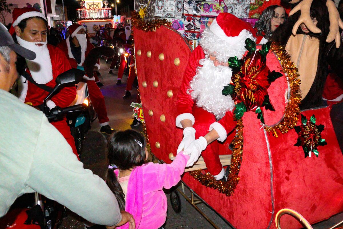 Turistas y locales asistieron está noche a presenciar el tradicional Desfile Navideño en su recorrido por las principales calles de Santa Ana Chiautempan