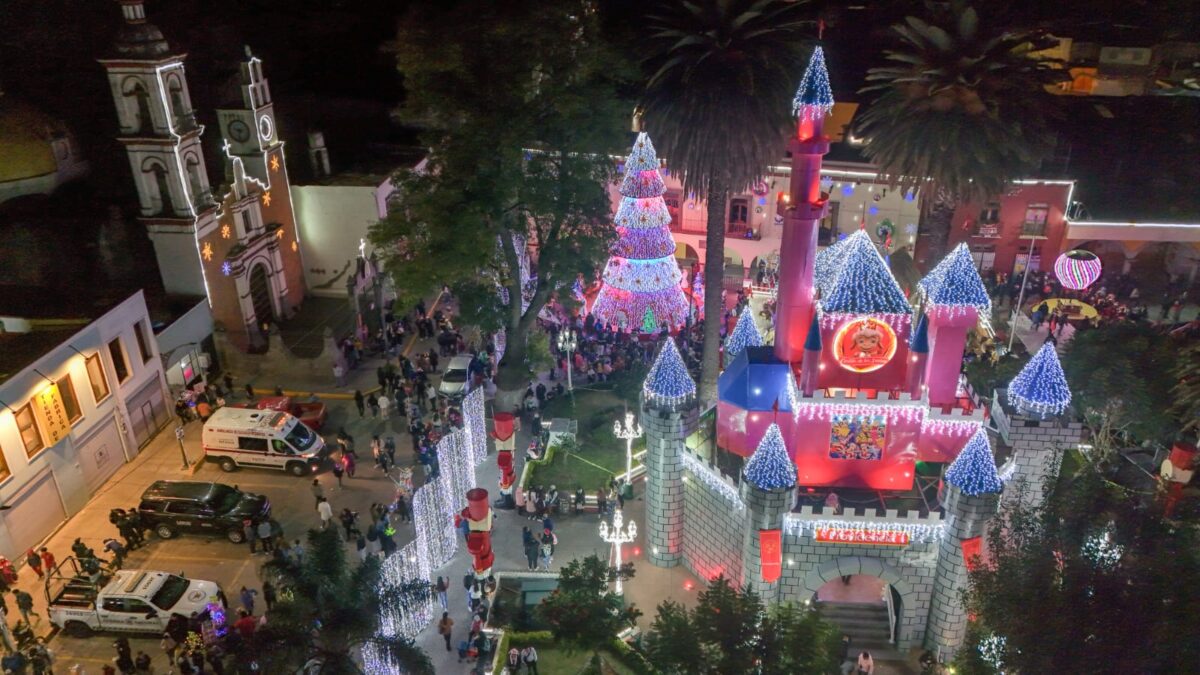Vista aérea de la Villa Iluminada, que ayer por la noche fue encendida en la Plaza Juárez de la ciudad de Santa Ana