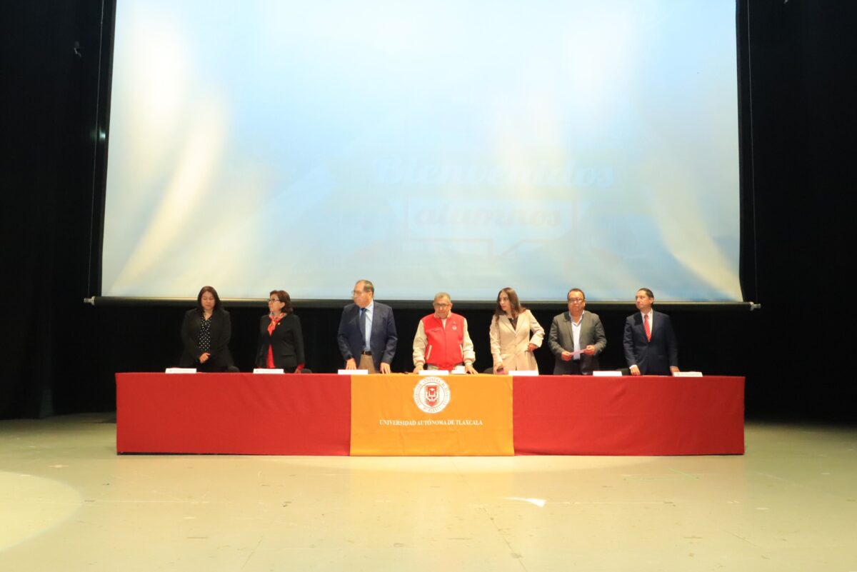 Rector de la UATx da bienvenida a estudiantes de nuevo ingreso