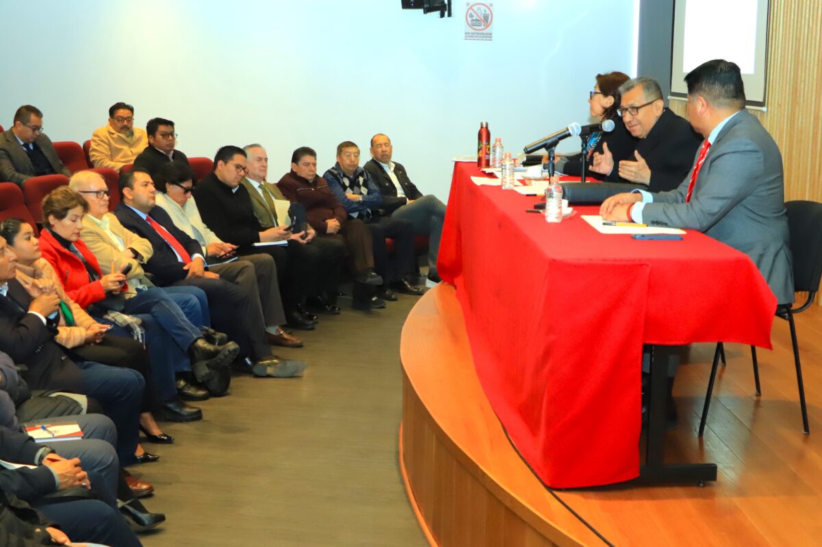 La UATx seguirá afianzando sus posgrados: Rector