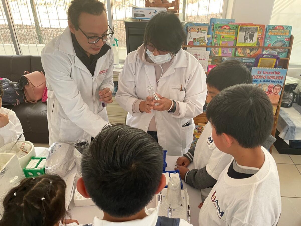 Exploran niños principios básicos de ciencia  y toman clases de yoga en la UAIM de la UATx