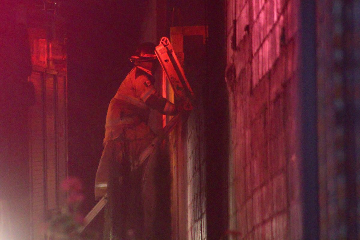 Incendio en Tlaxcala: Un taller de carpintería se consume por las llamas; evacuan a pacientes de Hospital Guadalupe
