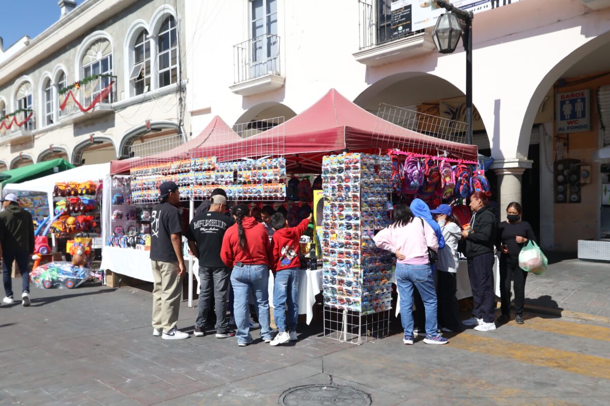 Comerciantes de juguetes dieron inicio a la instalación de sus puestos para venta en el primer cuadro de Zacatelco