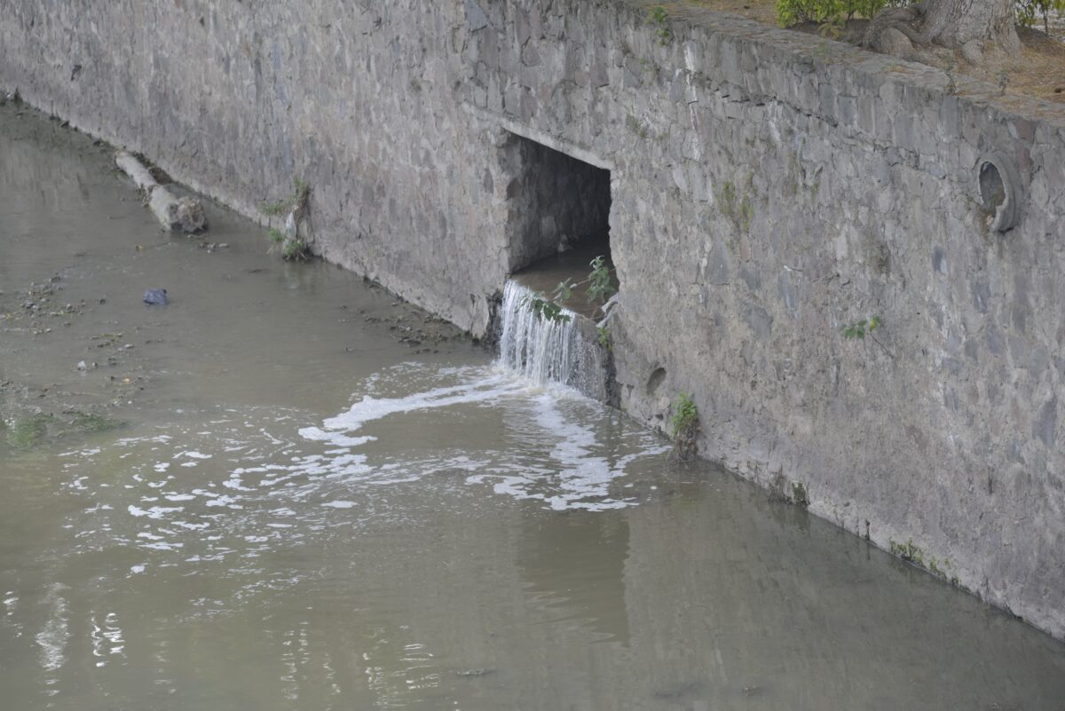 El río Zahuapan (Atoyac) a su paso por la capital de Tlaxcala, recibe descargas de drenaje