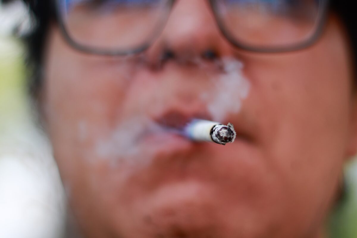 En la capital tlaxcalteca se puede observar este medio día, personas consumiendo cigarrillos