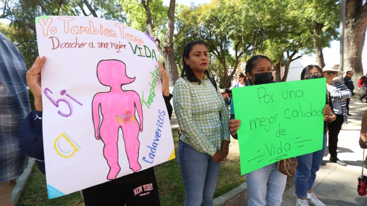 Familiares y pacientes con enfermedades renales, del hospital de Tzompatepec, se manifestaron está tarde