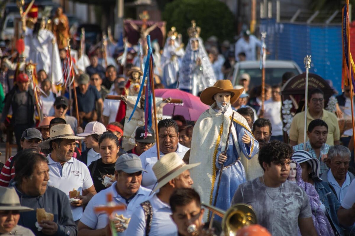 Aspectos de la procesión religiosa que se realizó esta mañana en la comunidad de San Juan Totolac
