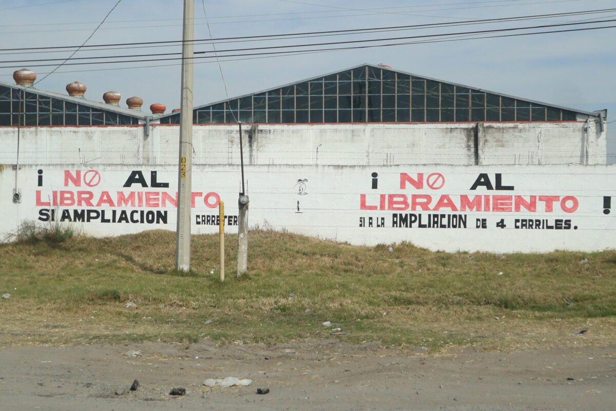 Varias paredes rumbo al municipio de Calpulalpan se puede observar con mensajes de “No al libramiento”