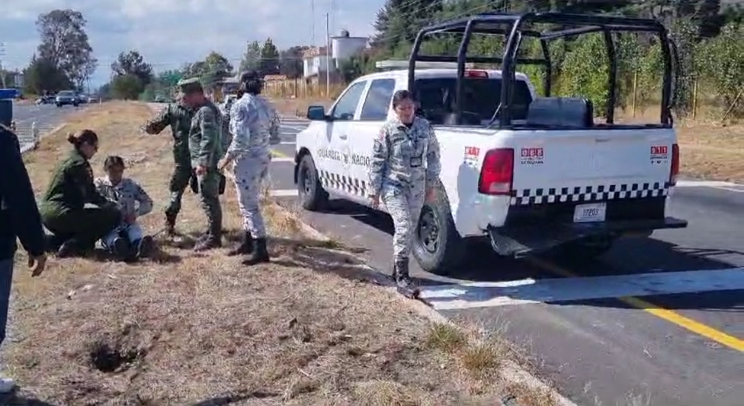 Cinco personas lesionados en choque entre auto particular y camioneta de la GN, en la autopista Tlaxcala-Texmelucan