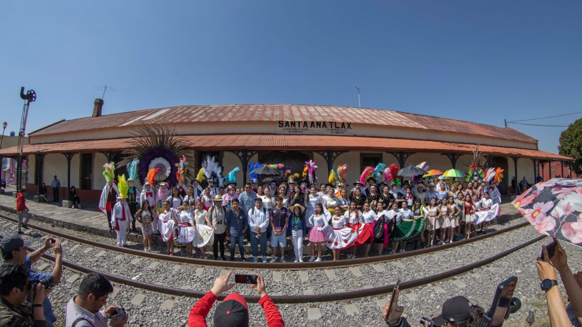 Danzantes de carnaval, asistieron esta mañana a la “Mega sesión fotográfica”