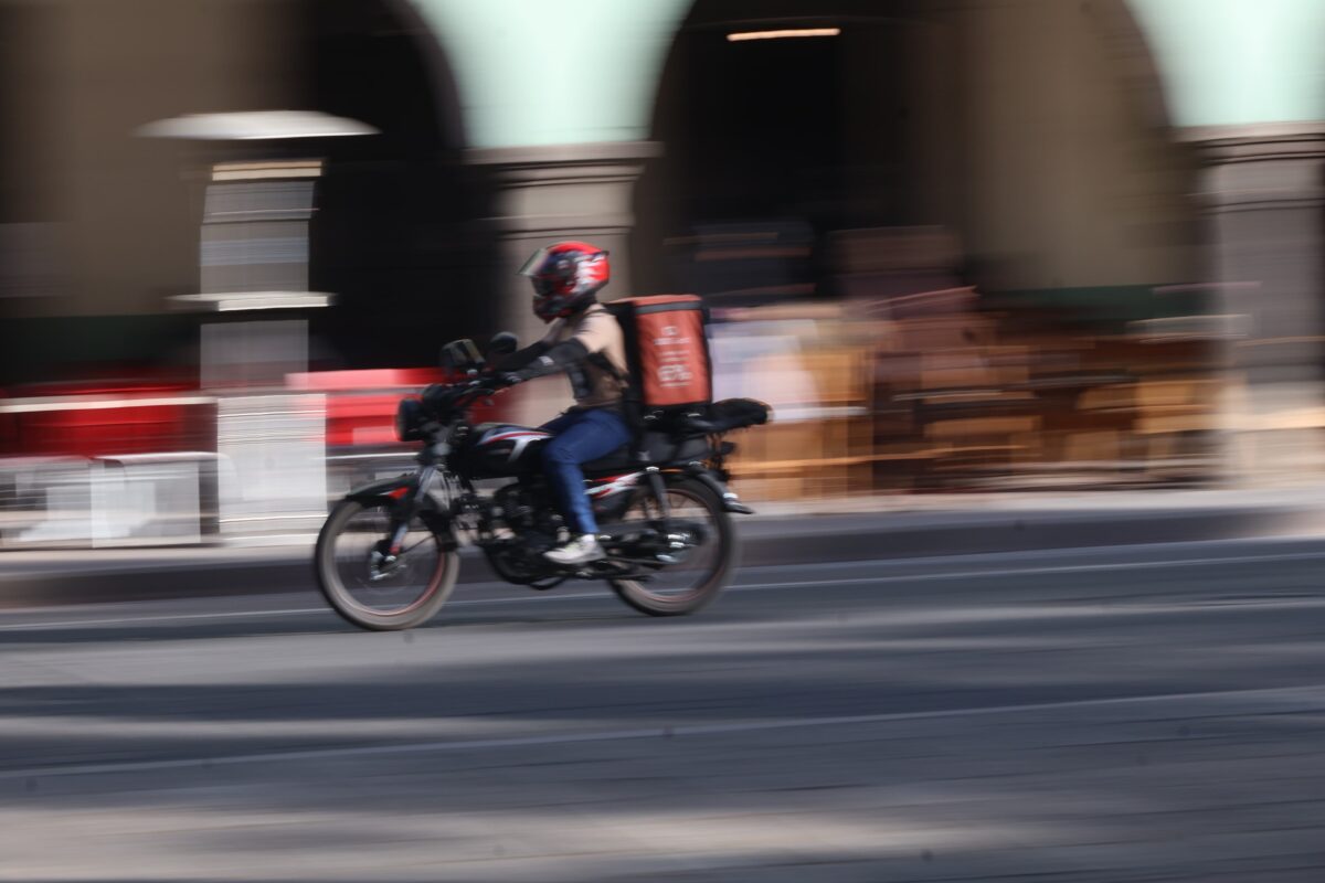 Este día, motociclistas fueron vistos pasando a alta velocidad frente a los portales de la capital