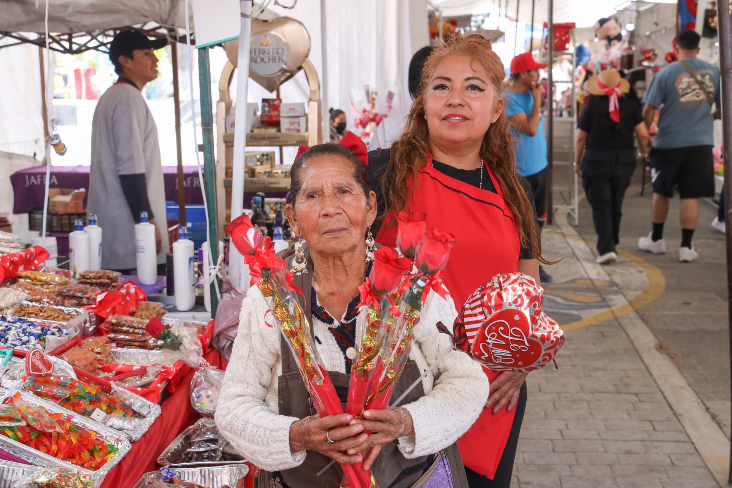 Remedios Matlalcuatzi, mujer de 70 años, se observa en su puesto