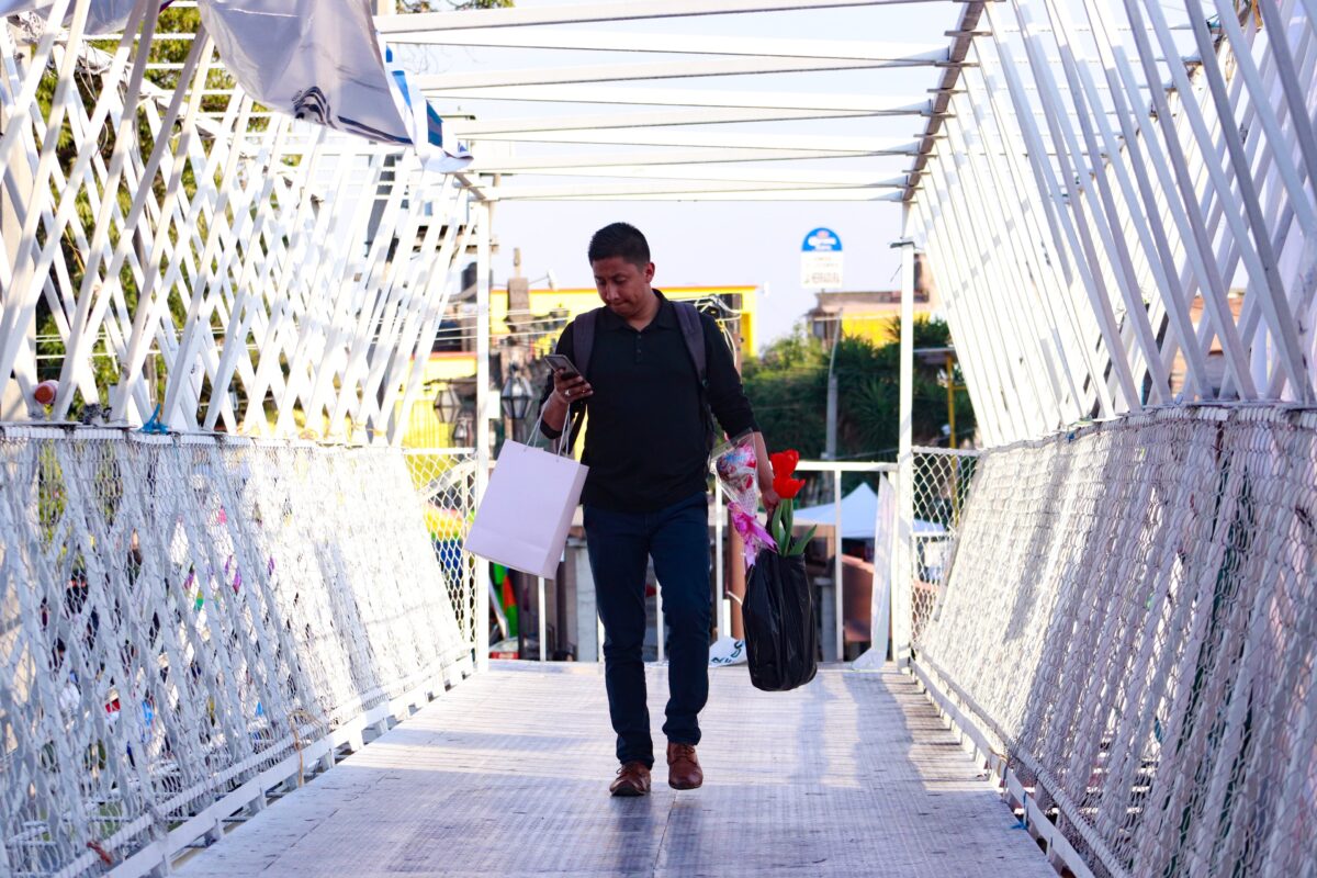 Personas, algunas en pareja, caminan está tarde por calles de la capital de Tlaxcala y la ciudad de Zacatelco,