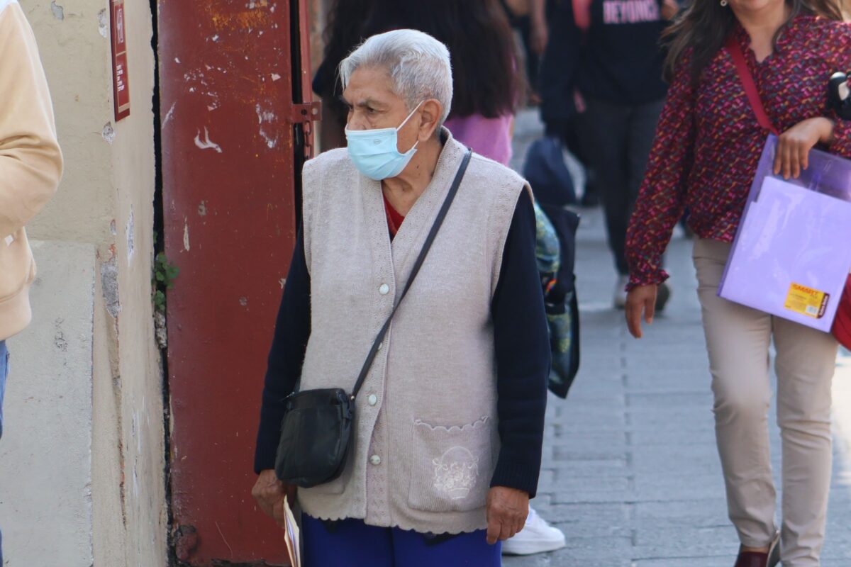 Ciudadanos caminan la tarde de hoy por las calles de la capital de Tlaxcala