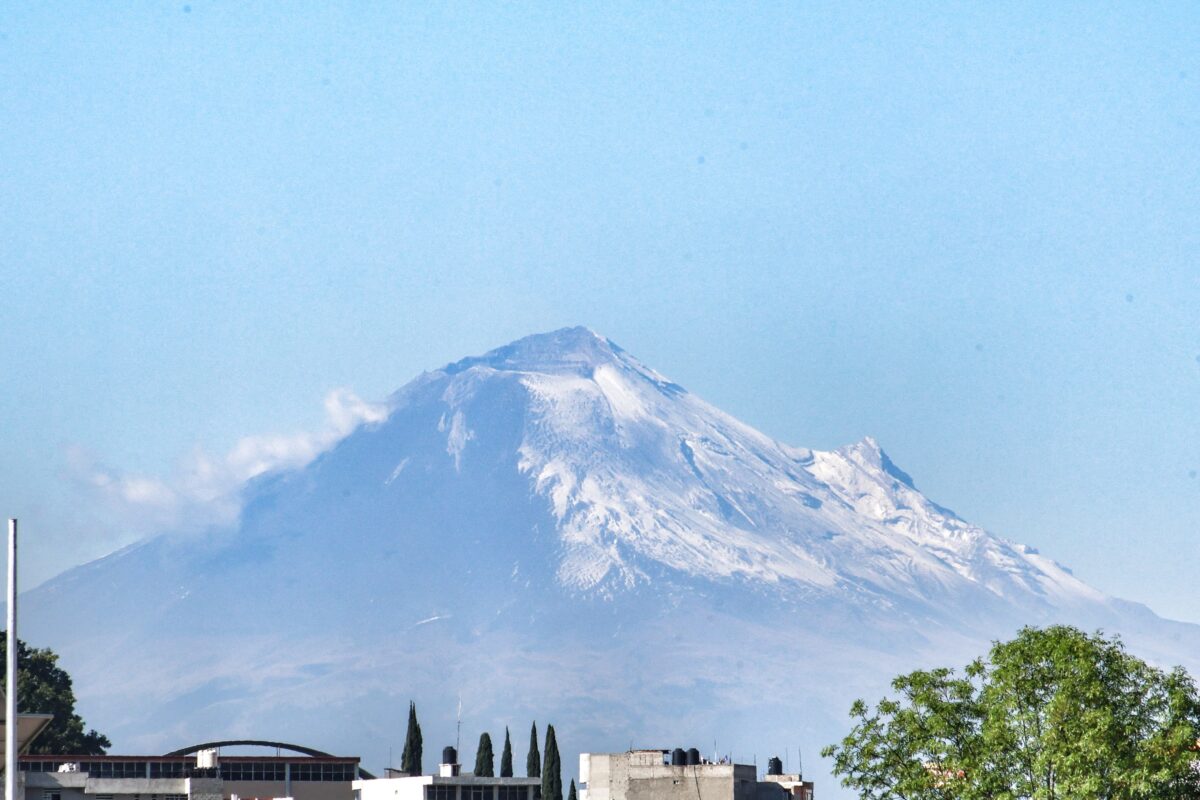 Cubierto parcialmente de nieve luce está tarde el volcán Popocatépetl