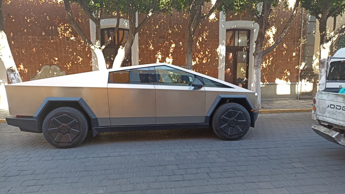 Un vehículo de la marca Tesla, modelo “Cybertruck