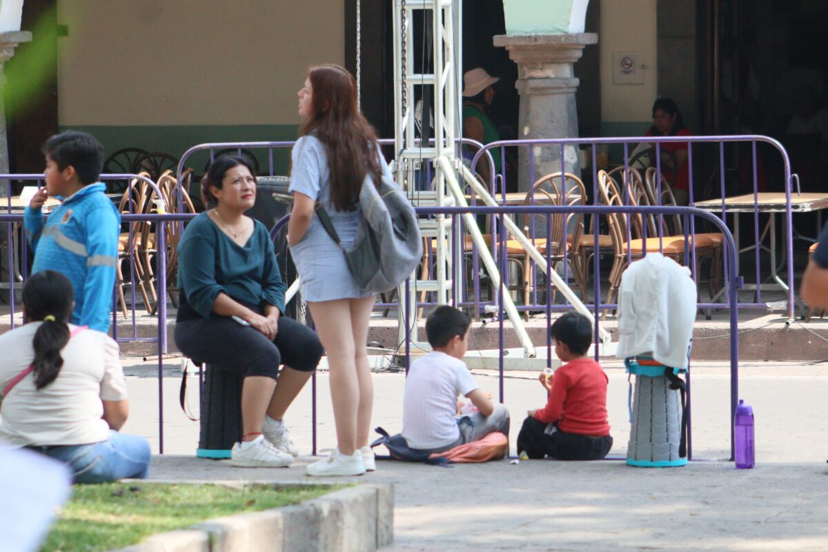 Familias se reúnen desde horas antes en calles del centro histórico de la capital de Tlaxcala