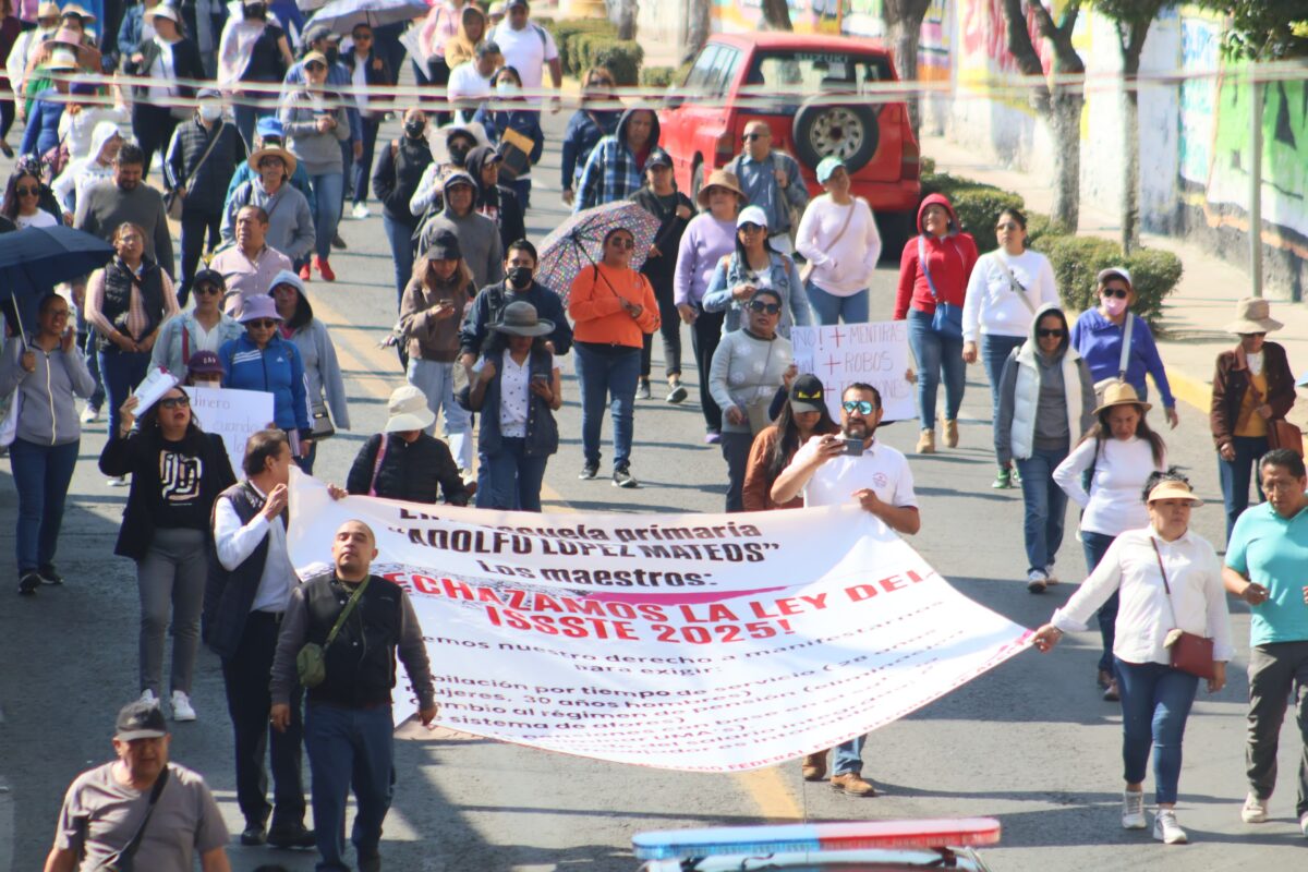 Maestros de agremiados a la sección 55 del SNTE se encuentran manifestando