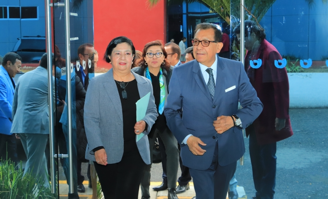 Rector de la UATx entrega bonos a trabajadores  administrativos y de servicios del STUAT y STEIESET   
