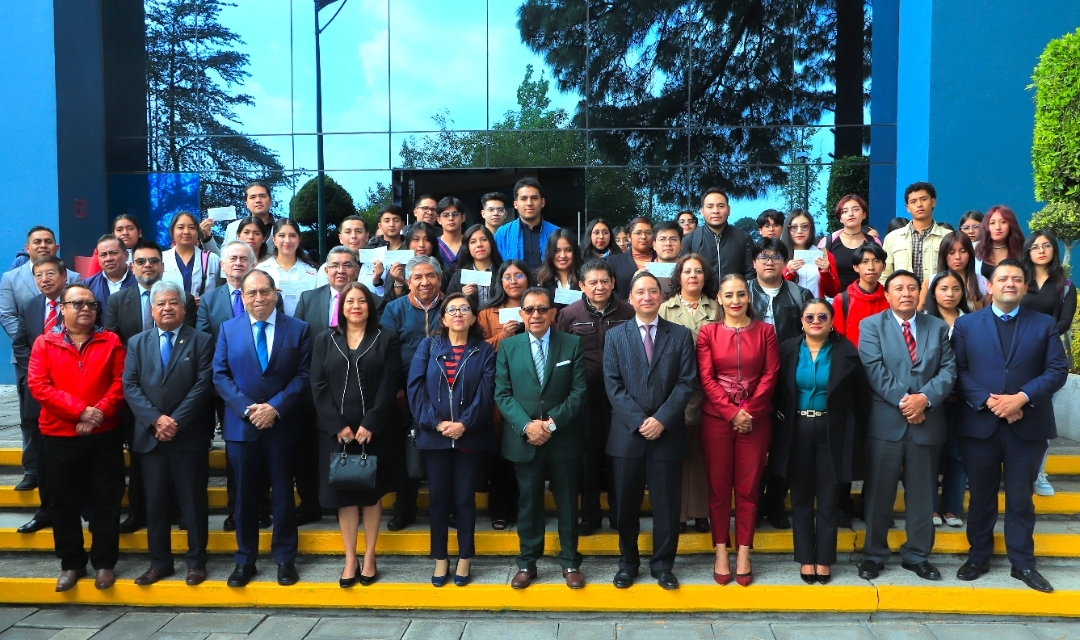 Reciben 3,416 estudiantes de la UATx beca institucional   