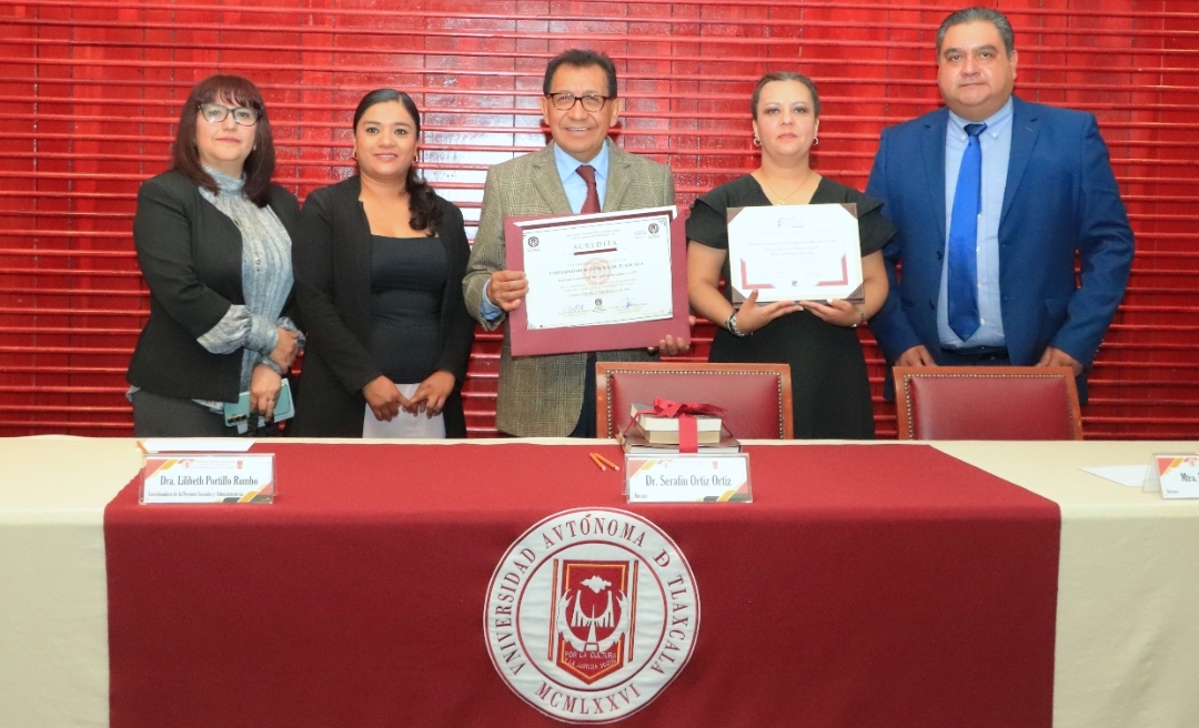 Rector de la UATx entrega constancias de reacreditación de Psicología y Trabajo Social   